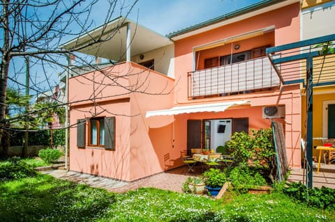 Property building, Facade/entrance, Garden, Garden view