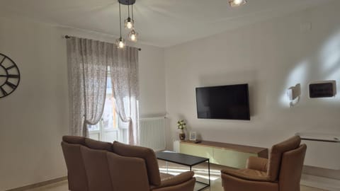 Communal lounge/ TV room, Living room, Seating area