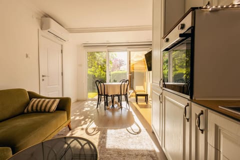 Living room, Seating area, Dining area, oven, kitchen