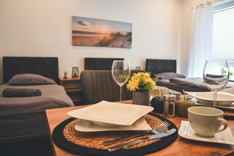 TV and multimedia, Living room, Seating area, Dining area, Drinks
