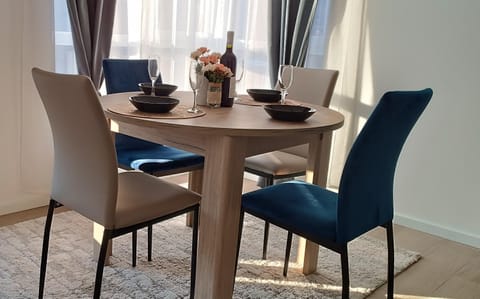 Seating area, Dining area