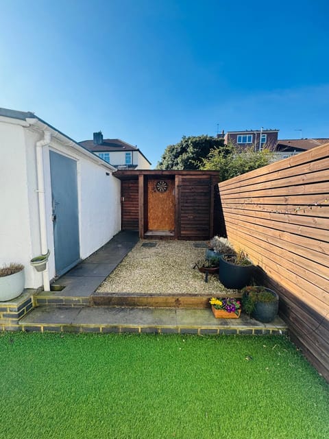 Redland's Fun & Colourful Artistic House House in Bristol