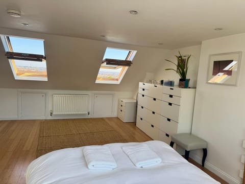 Redland's Fun & Colourful Artistic House House in Bristol