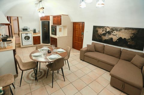 Kitchen or kitchenette, Seating area, Dining area, oven, stove