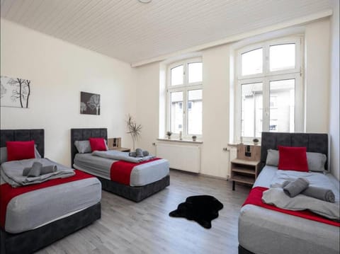 Bed, TV and multimedia, Photo of the whole room, Bedroom, towels