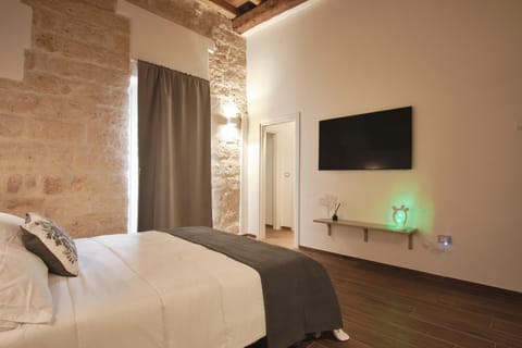 Bed, TV and multimedia, Bedroom
