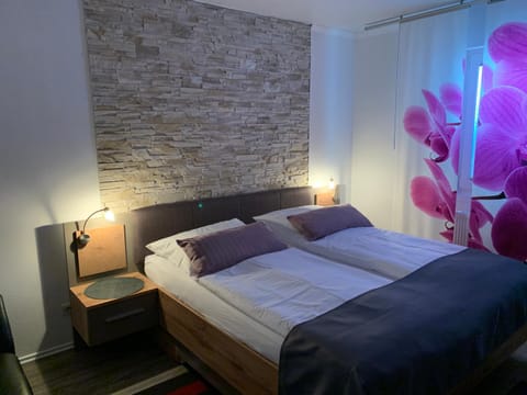 Photo of the whole room, Decorative detail