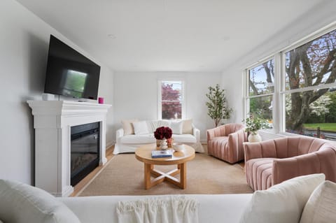 TV and multimedia, Living room, Seating area, Evening entertainment