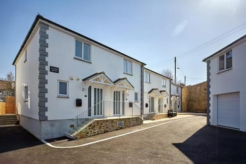 2022 Modern Home In Central Hayle With Parking & EV plug House in Hayle