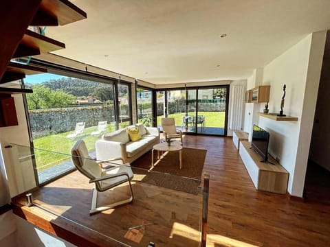 Communal lounge/ TV room, Living room, Garden view