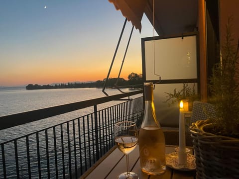 Natural landscape, View (from property/room), Balcony/Terrace, Lake view, Sea view, Sunset