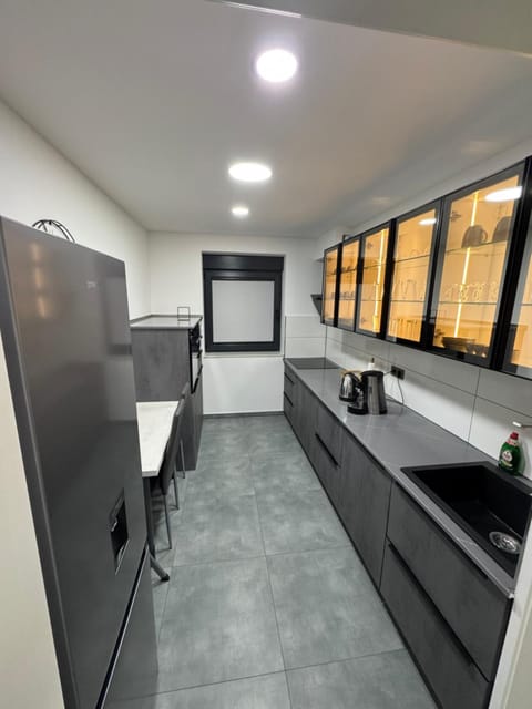 Coffee/tea facilities, Kitchen or kitchenette, stove, toaster