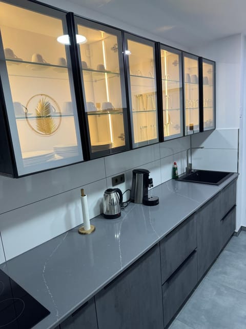 Coffee/tea facilities, Kitchen or kitchenette, stove, toaster