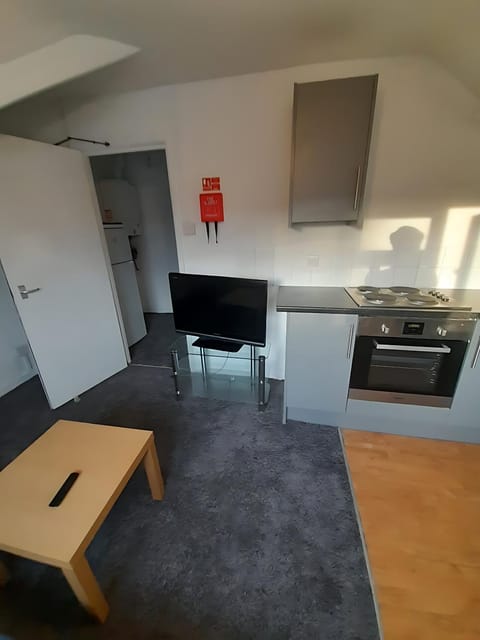 TV and multimedia, Kitchen or kitchenette, Dining area, stove