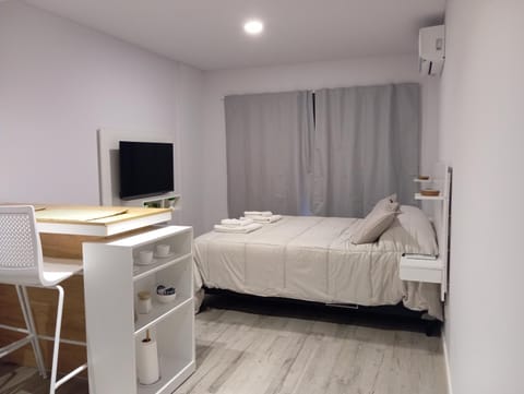 Bed, TV and multimedia, Photo of the whole room, Dining area, Bedroom