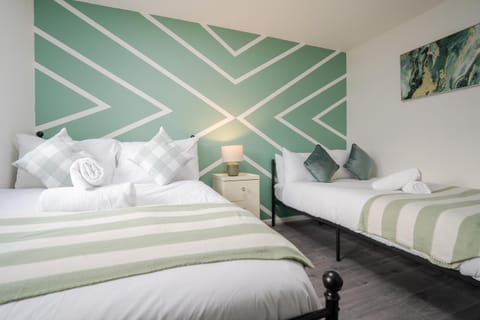 Bed, Bedroom, towels