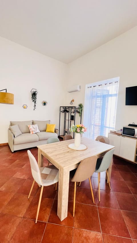 Photo of the whole room, Dining area