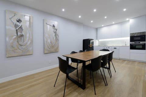 Kitchen or kitchenette, Dining area