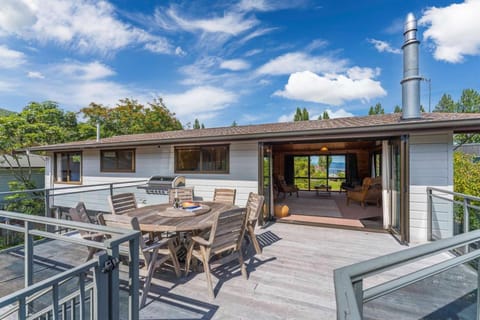 Property building, Day, BBQ facilities, View (from property/room), Balcony/Terrace, Seating area, Dining area