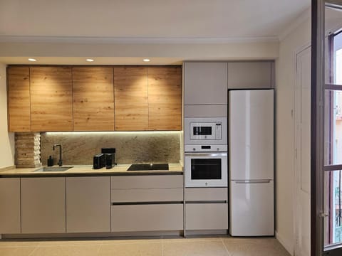 Coffee/tea facilities, Kitchen or kitchenette, dishwasher, microwave, oven, stove, toaster