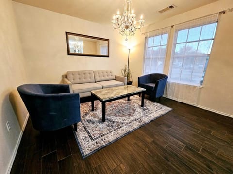 Dallas Lakeside Bliss Stay - Private Pool, Air hockey and High speed internet Villa in Lake Lewisville