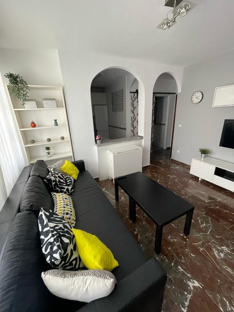 Communal lounge/ TV room, TV and multimedia, Living room, Seating area, Dining area