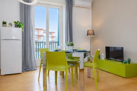 TV and multimedia, Living room, Seating area, Dining area, air conditioner