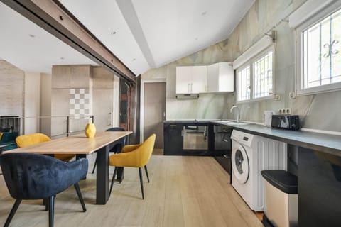 Loft Design avec Baignoire Balnéo Apartment in Paris