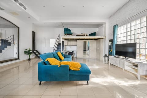 Loft Design avec Baignoire Balnéo Apartment in Paris