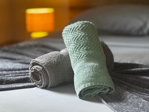 Bed, towels