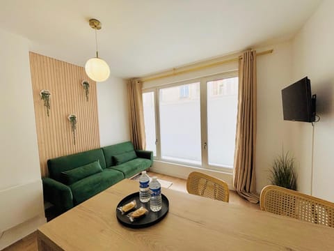 Communal lounge/ TV room, TV and multimedia, Living room, Seating area, Dining area