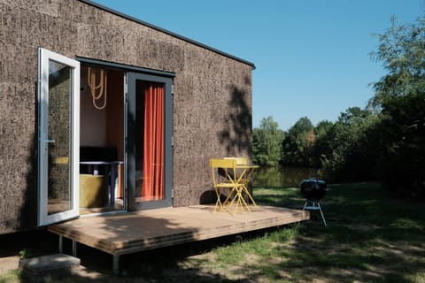 Property building, Day, Garden, Balcony/Terrace, Dining area, Garden view, Lake view