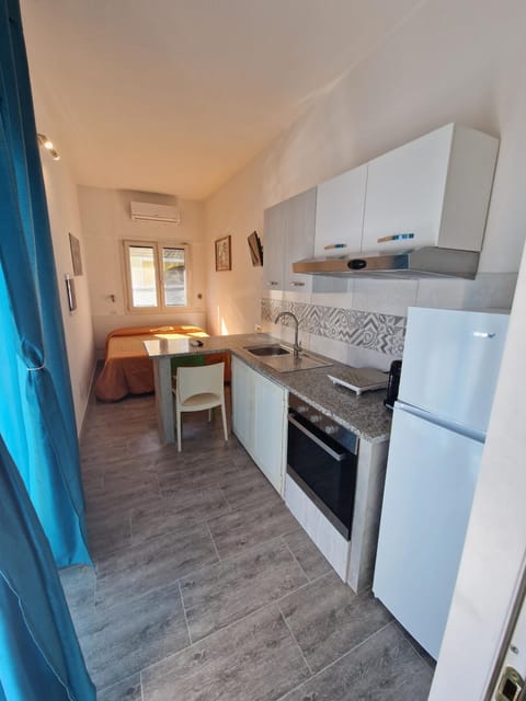 Kitchen or kitchenette, Dining area, minibar, oven, pet friendly, stove