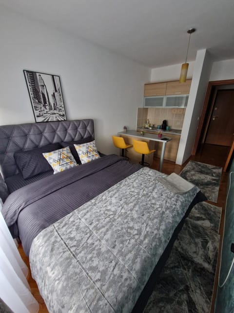 Bed, Living room, Photo of the whole room, Bedroom
