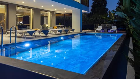 Night, Swimming pool, sunbed