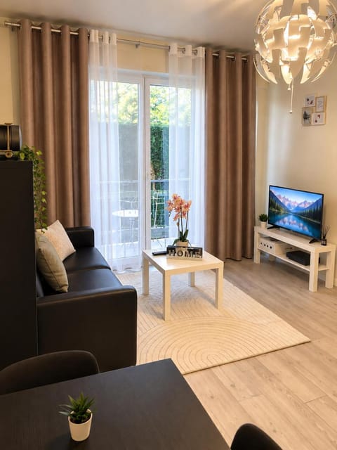 Communal lounge/ TV room, TV and multimedia, Living room, Seating area, Evening entertainment