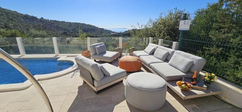 Patio, Natural landscape, View (from property/room), Balcony/Terrace, Seating area, Mountain view, Pool view, Swimming pool, sunbed