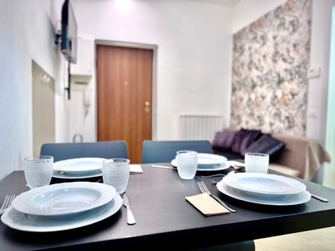 TV and multimedia, Living room, Seating area, Dining area