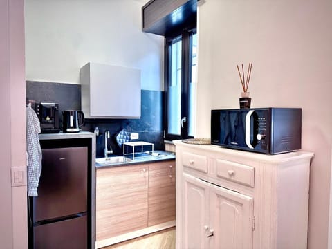 Coffee/tea facilities, Kitchen or kitchenette, stove