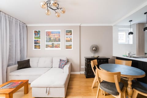 Bed, Living room, Photo of the whole room, Seating area, Dining area