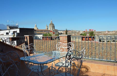 View (from property/room), Balcony/Terrace, Decorative detail, City view, Landmark view, Mountain view