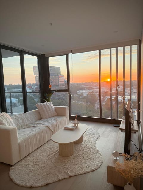 Natural landscape, View (from property/room), Balcony/Terrace, Living room, Seating area, Sunrise, Sunset