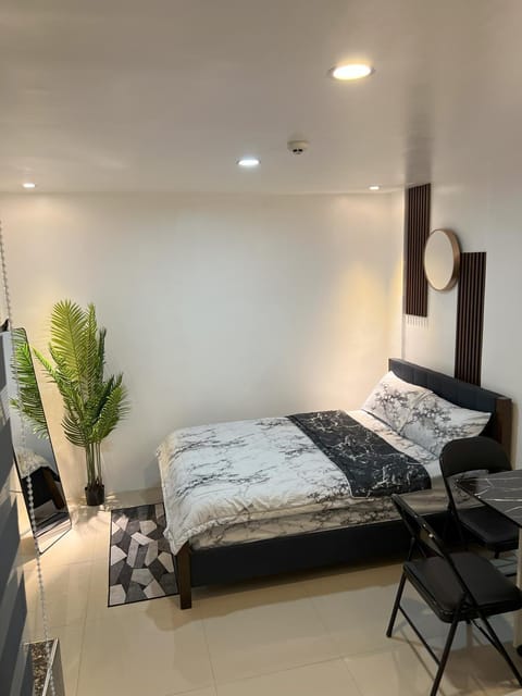 Bed, Photo of the whole room, Seating area
