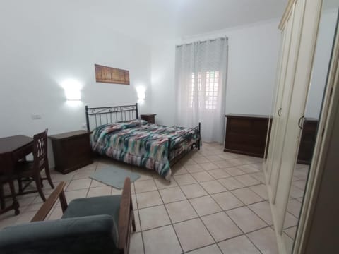 Bed, Photo of the whole room, Seating area, Bedroom