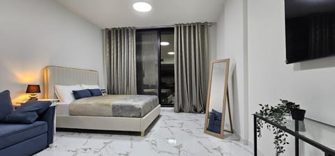 Bed, TV and multimedia, Living room, Photo of the whole room, Seating area, Bedroom