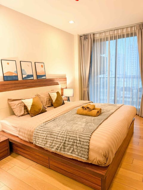 Bed, Photo of the whole room, Bedroom, towels