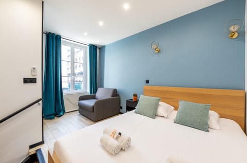 Bed, Living room, Photo of the whole room, Seating area, Bedroom, towels