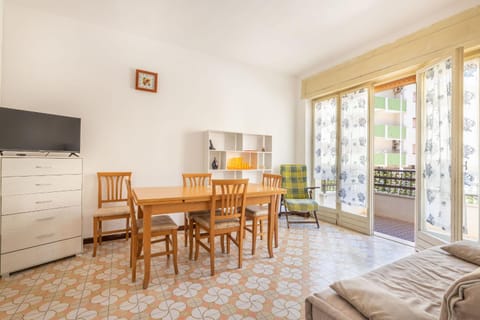 Spring, Summer, Living room, Dining area, Autumn