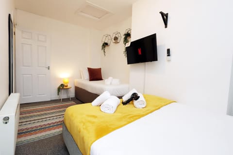 Bed, TV and multimedia, Photo of the whole room, Bedroom, towels