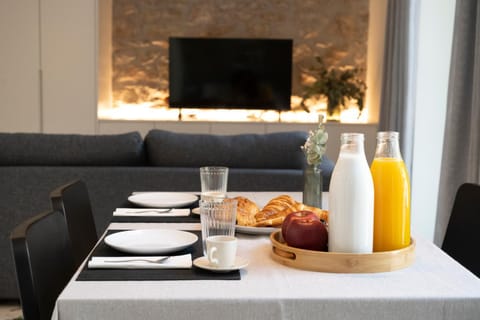 TV and multimedia, Food and drinks, Food, Breakfast, Continental breakfast, Drinks